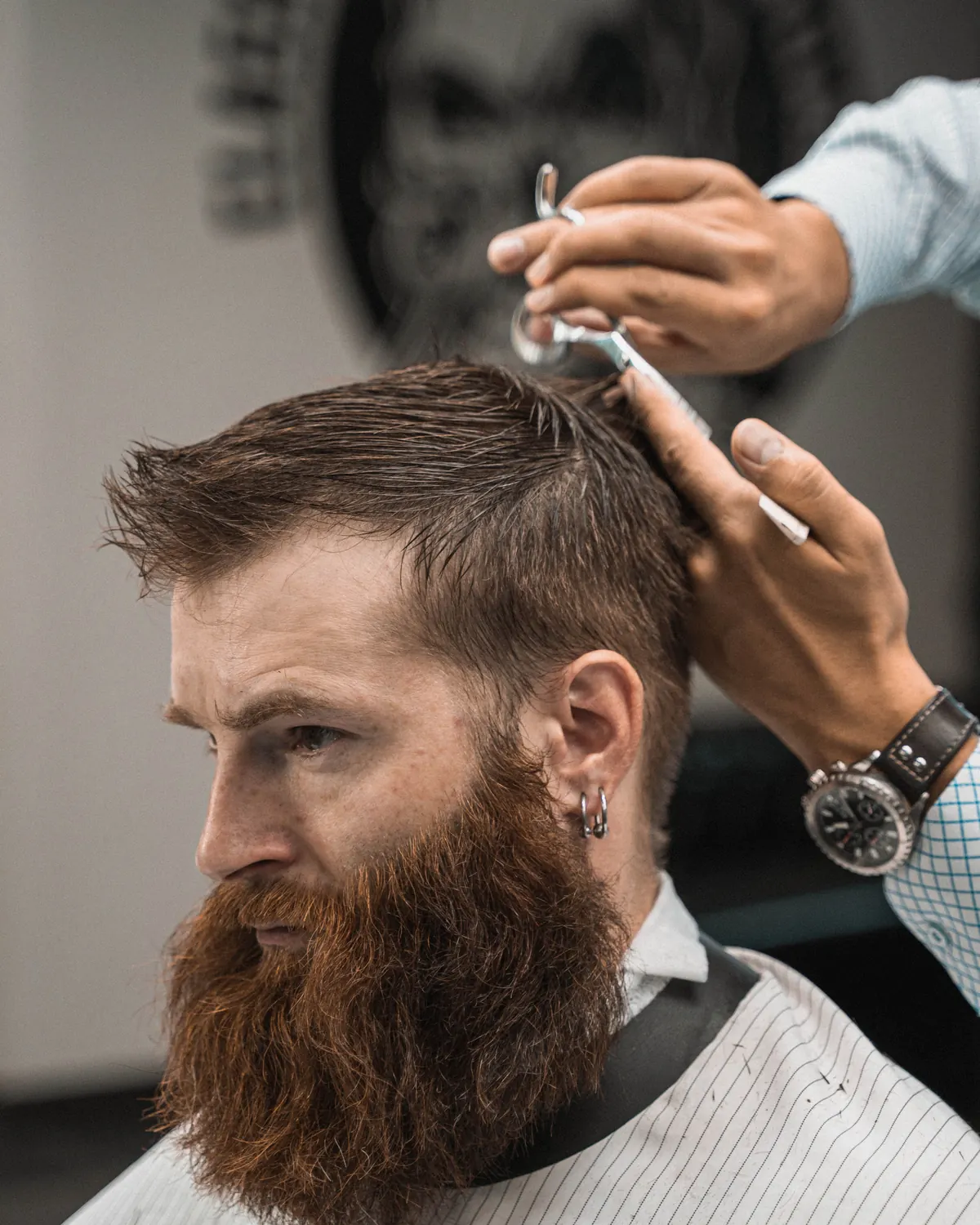 Hombre con barba durante un corte de pelo en el salón