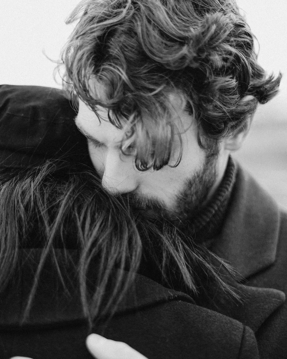Retrato en blanco y negro de un hombre con barba y pelo rizado