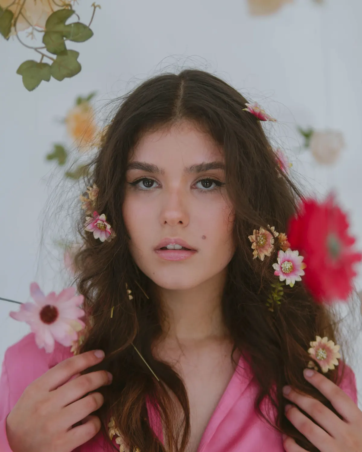 Melena castaña con flores, look editorial